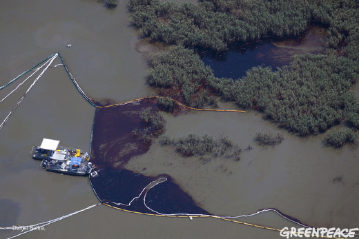 BP Booms Keeping Oil ON Shore, Not Off — Greenpeace